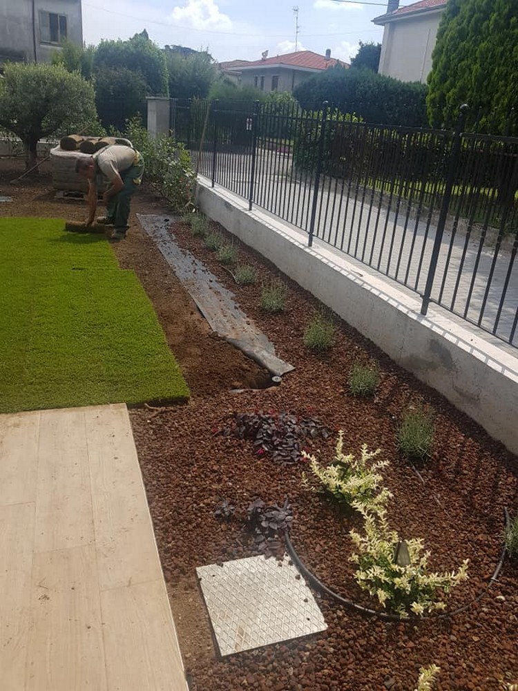 fornitura-posa-giardini-erba-preventivo-Ideal-Verde-2000